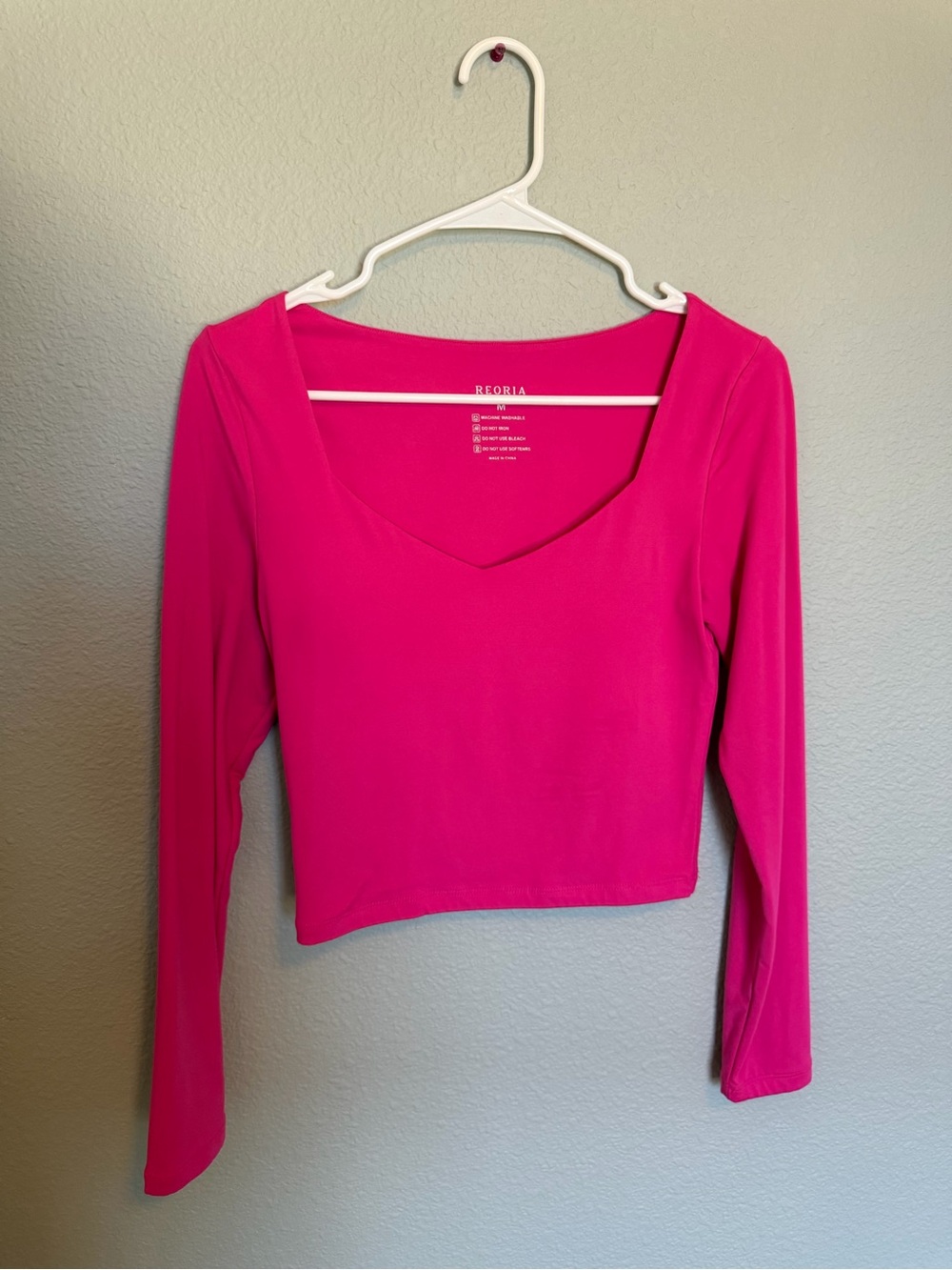 ReoRia Hot Pink V-Neck Long Sleeve Crop Top